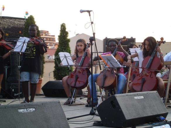 4 cordes, música i comunitat a l'Escola Germanes Bertomeu